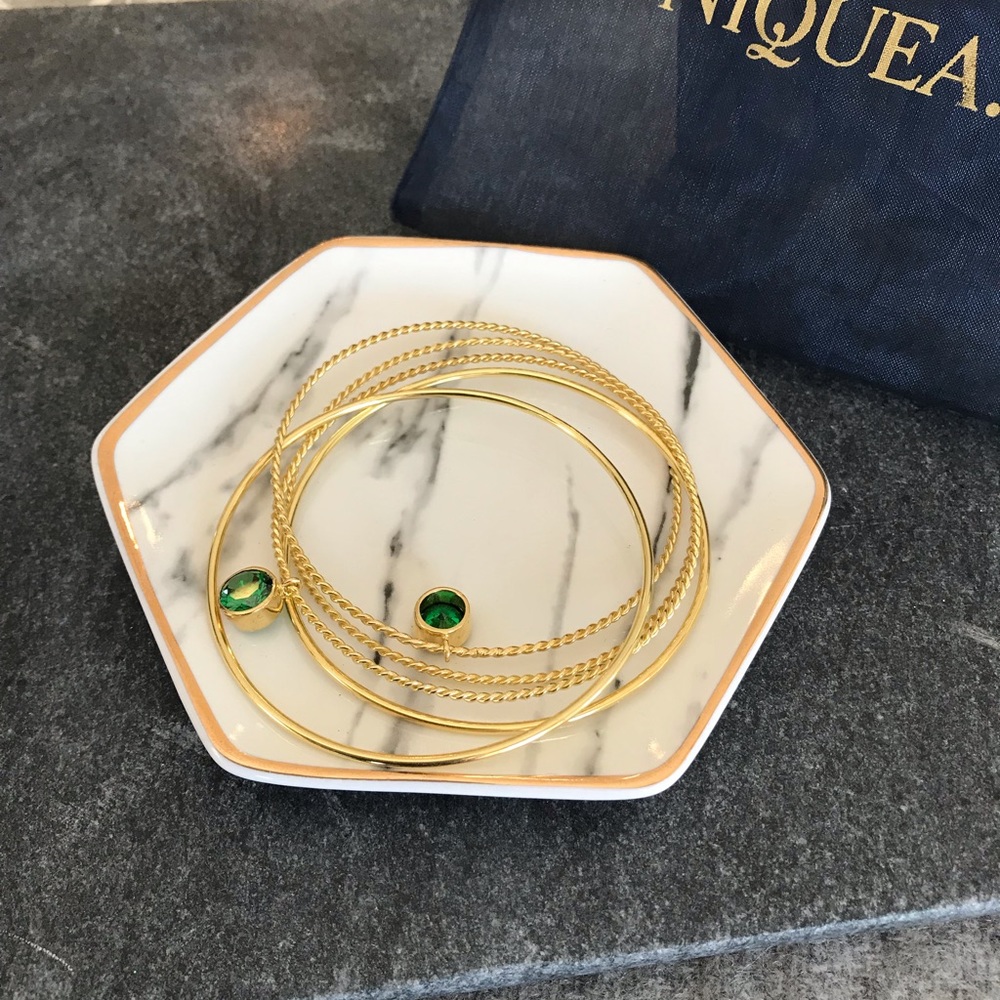 Set of 5 intertwined gold colored bangles